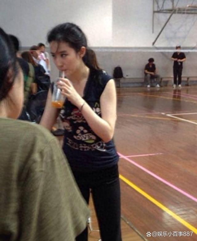 刘亦菲素颜出镜打羽毛球,大汗淋漓猛吸饮料,依然难掩美丽
