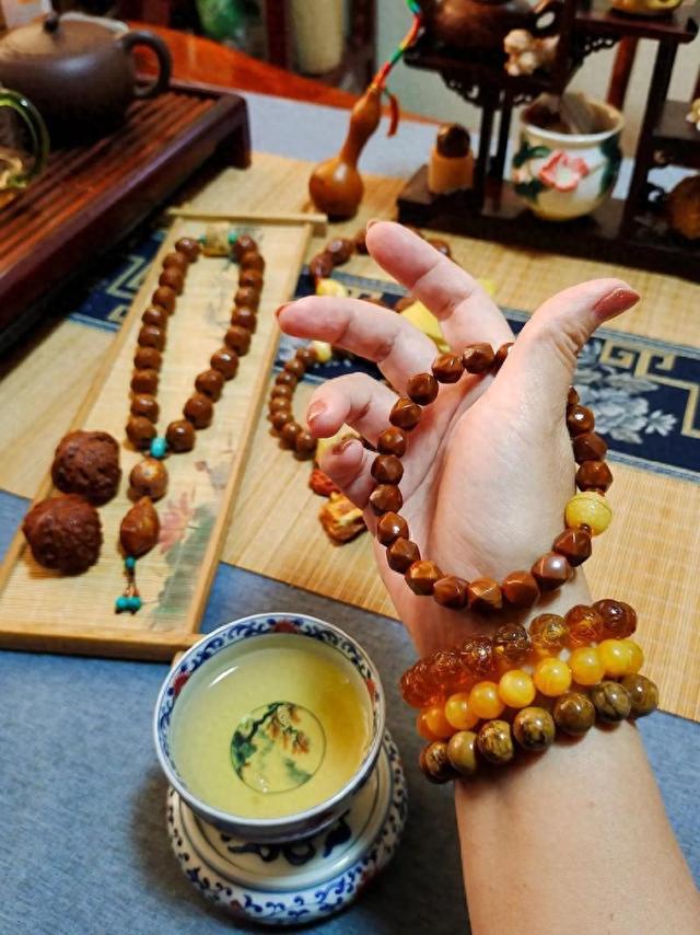 文玩爱好者必看：如何正确盘玩手串，避免手部伤害？