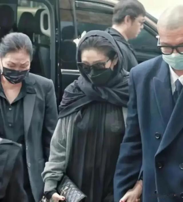 张兰笑死！大S又来送流量！穿前夫买的衣服，牵光头的手