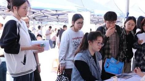 2024高考生注意：未来“火热”的4个专业，就业不愁工资还高！