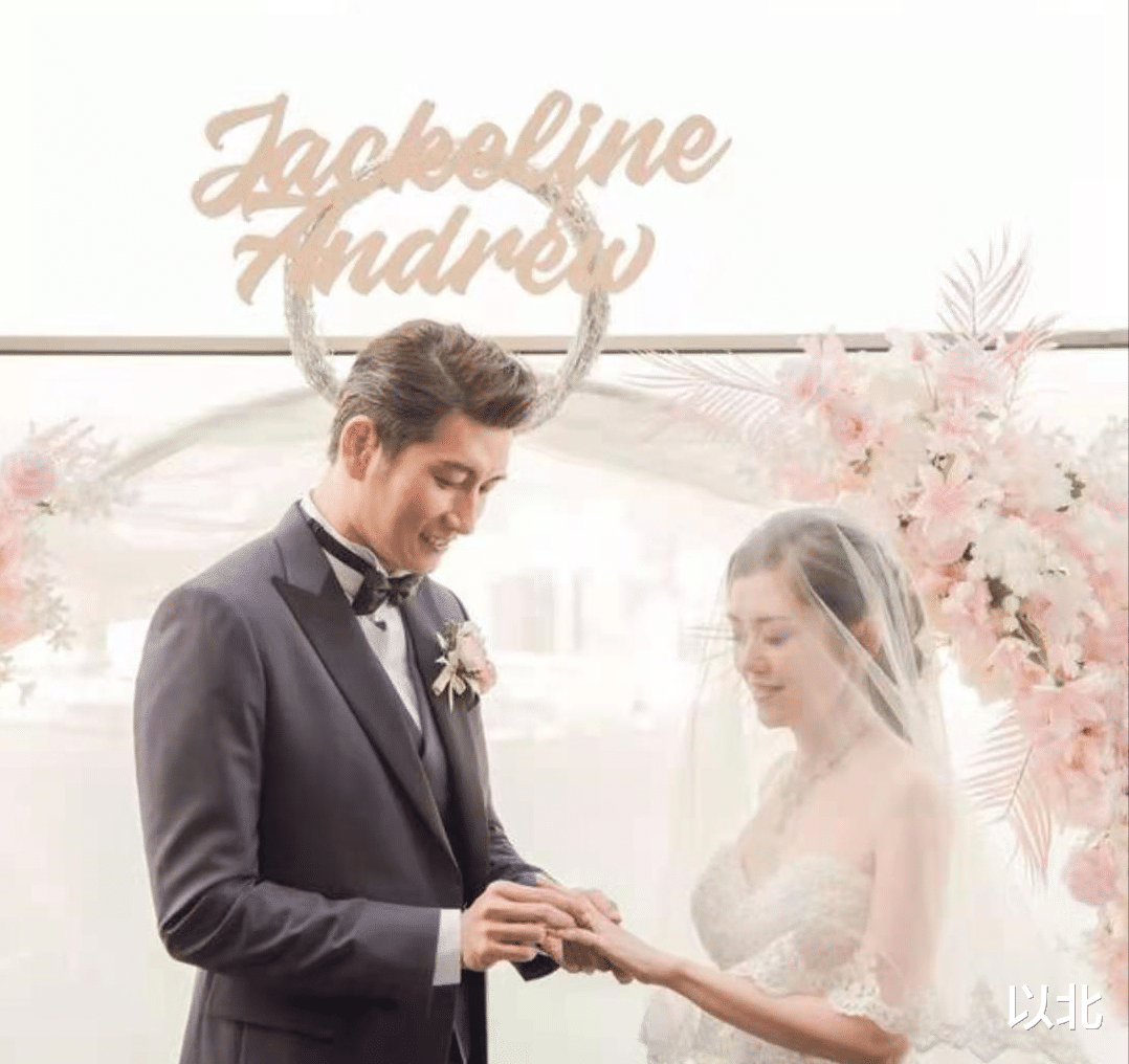 他身高1.88是亚视三雄之一，曾获赞最有台型，夫妻皆面嫩保养有招