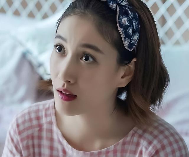 父亲是老戏骨，她长相平平却资源不断，被冯小刚称其低估的星二代