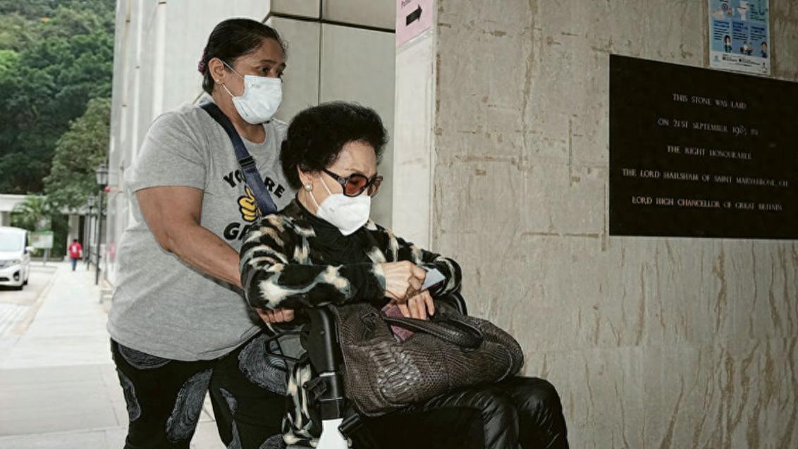 林百欣三房太太罕见露脸，86岁头发全黑不显老，坐轮椅仍打扮贵气