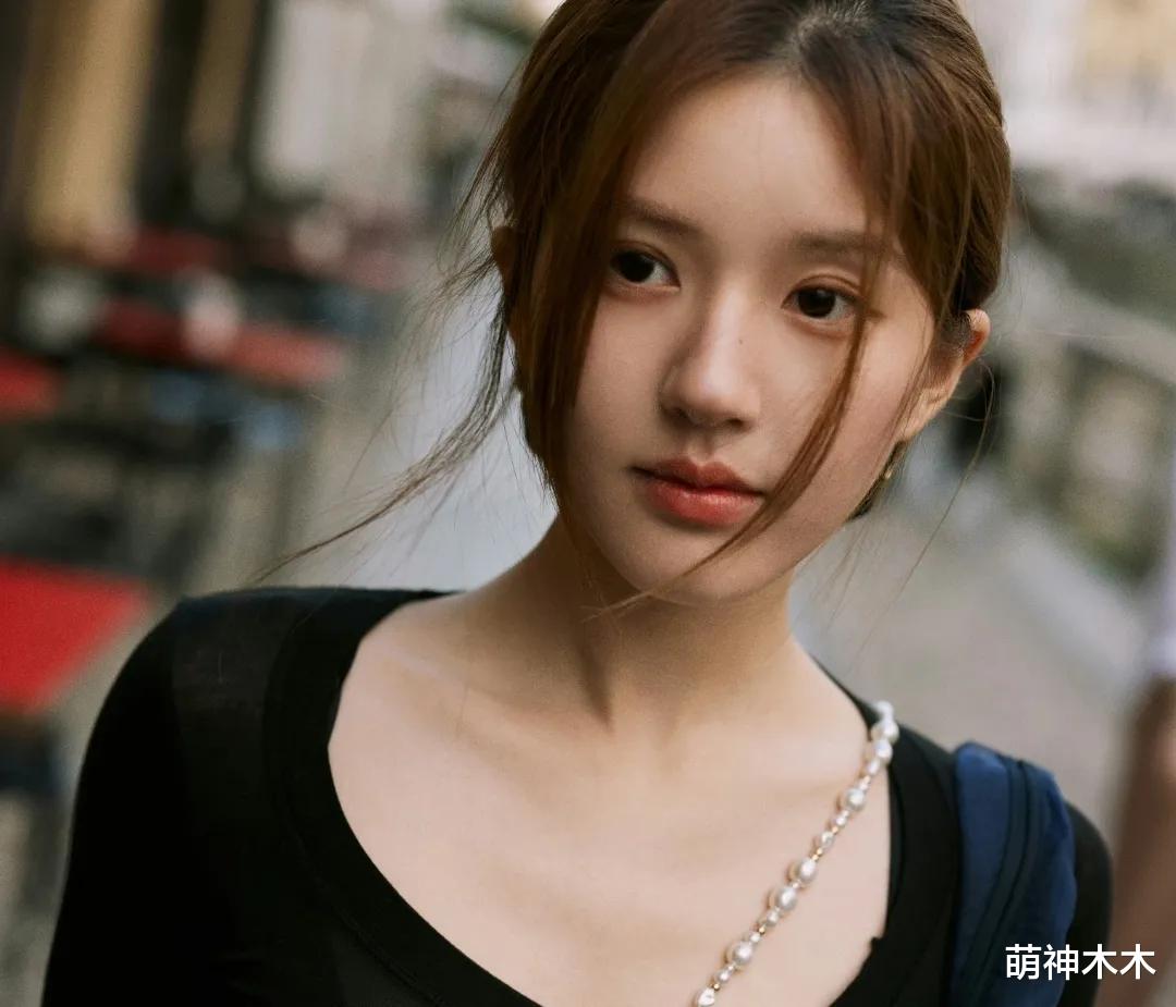 保质期太短？赵露思最新素颜照填充痕迹明显，离开精修油腻又浮肿