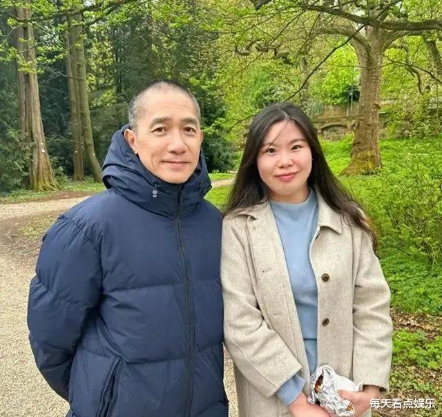 61岁梁朝伟德国被偶遇,头顶秃一片全程陪笑,意外撞脸王石引热议