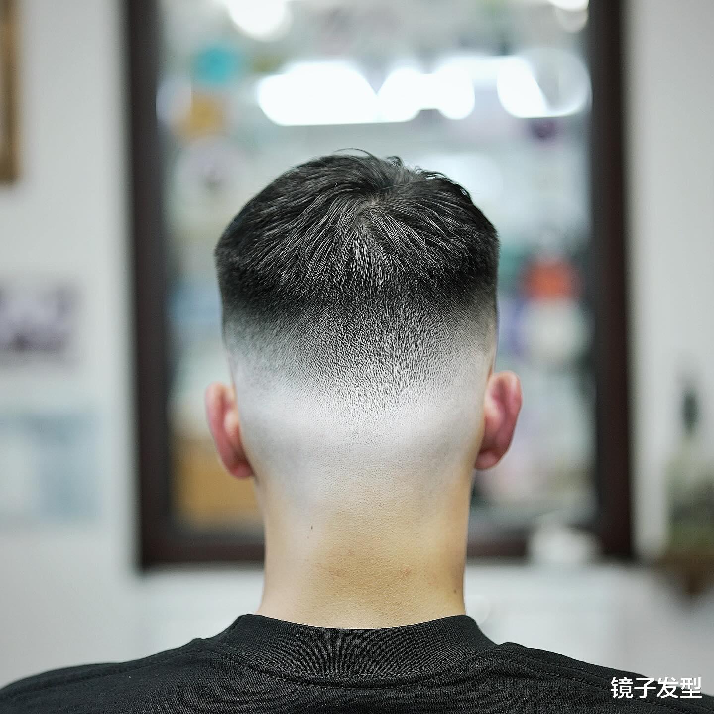 两侧铲短男发：帅气、利落与百变的新风尚