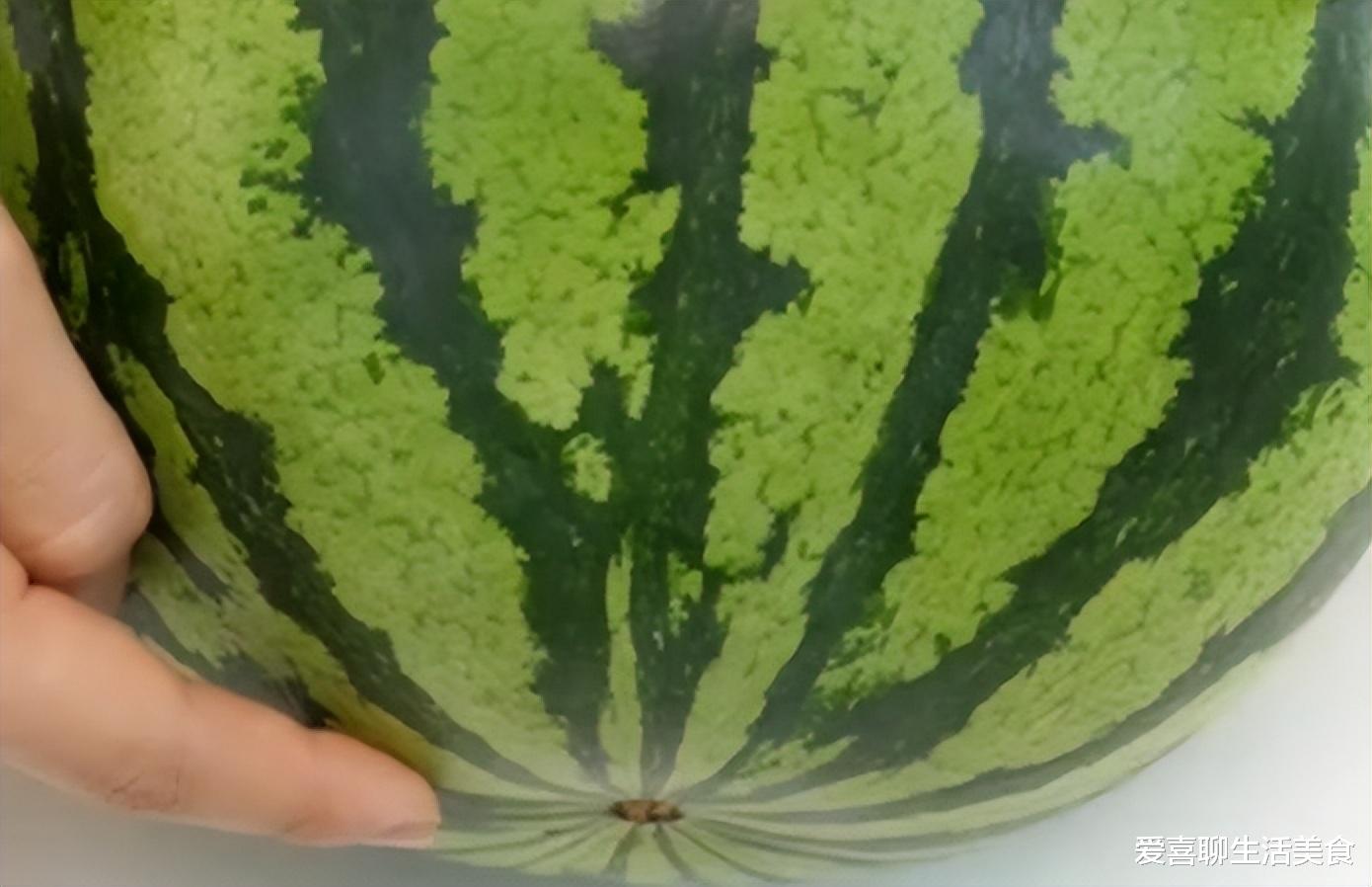 吃不完的西瓜别再放冰箱,口感差还串味,教你几个土方法,放一周也新鲜!