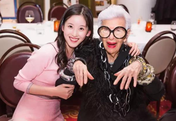 章泽天盛装出席校友会,胸针却引发猜疑,她比刘强东还要“精明”