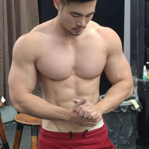 泰国肌肉男，健身房里狂撸铁，这胸肌练得如何？