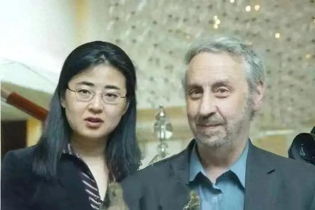 北大才女田晓菲,嫁大25岁美国老公,现在满头白发,她过得如何?