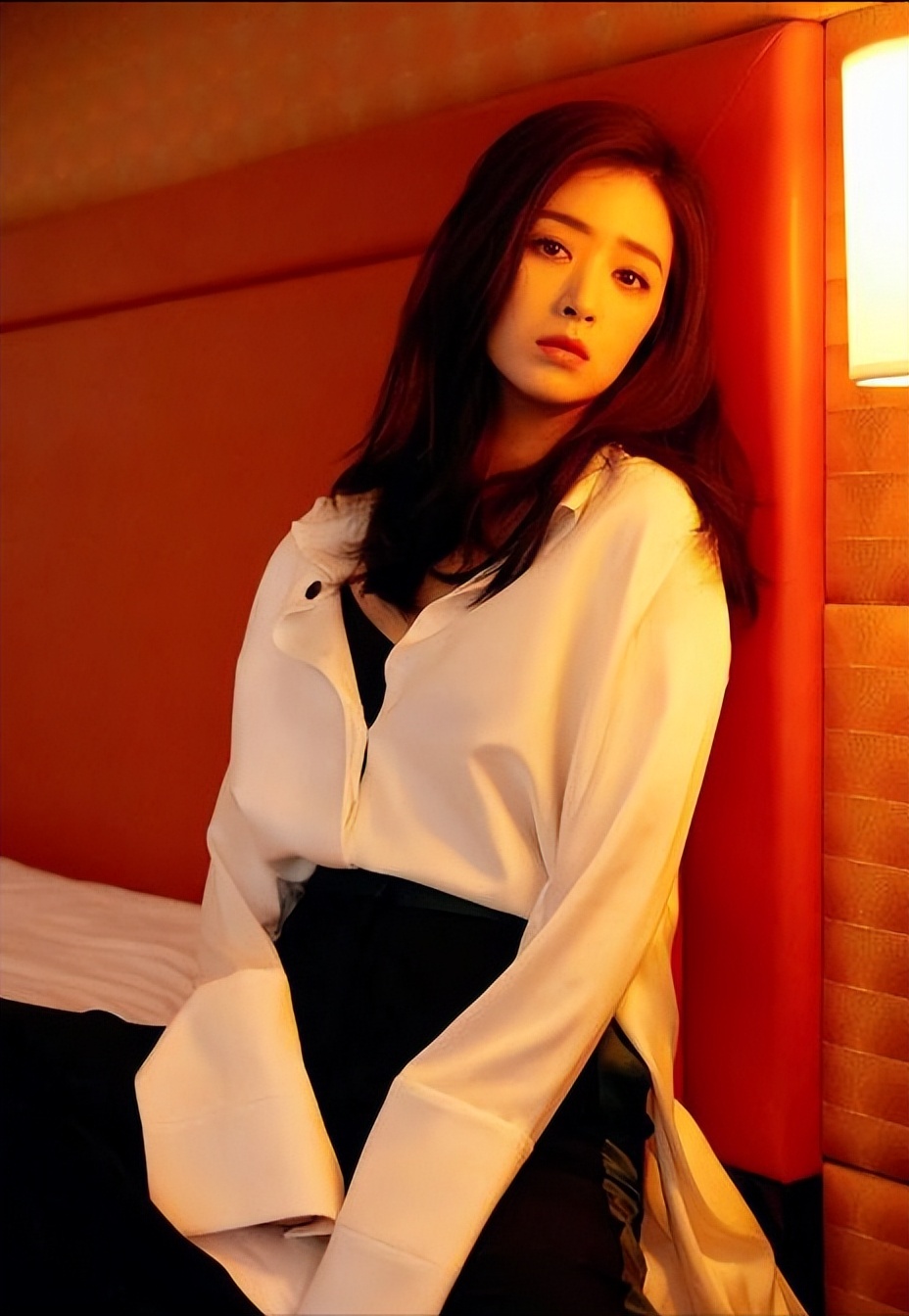 《41 岁蒋欣瘦到认不出,白发背后的年龄启示》