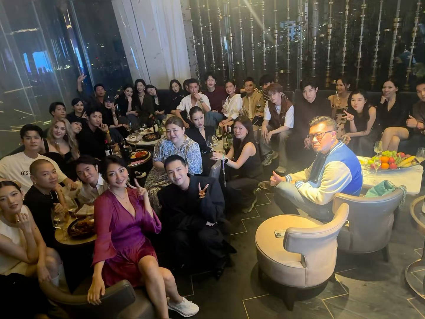 杨幂刘亦菲谷爱凌晚宴同框！一神秘男子稳坐C位抢眼，身份不简单