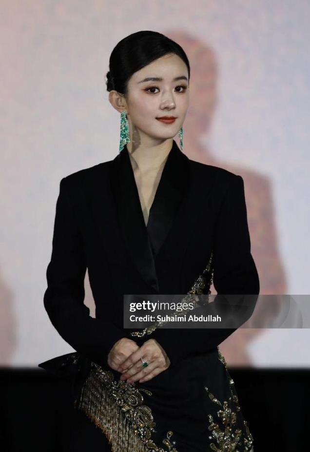 新加坡这一夜，闪钻流苏西装裙的赵丽颖，诠释了什么叫美不自知