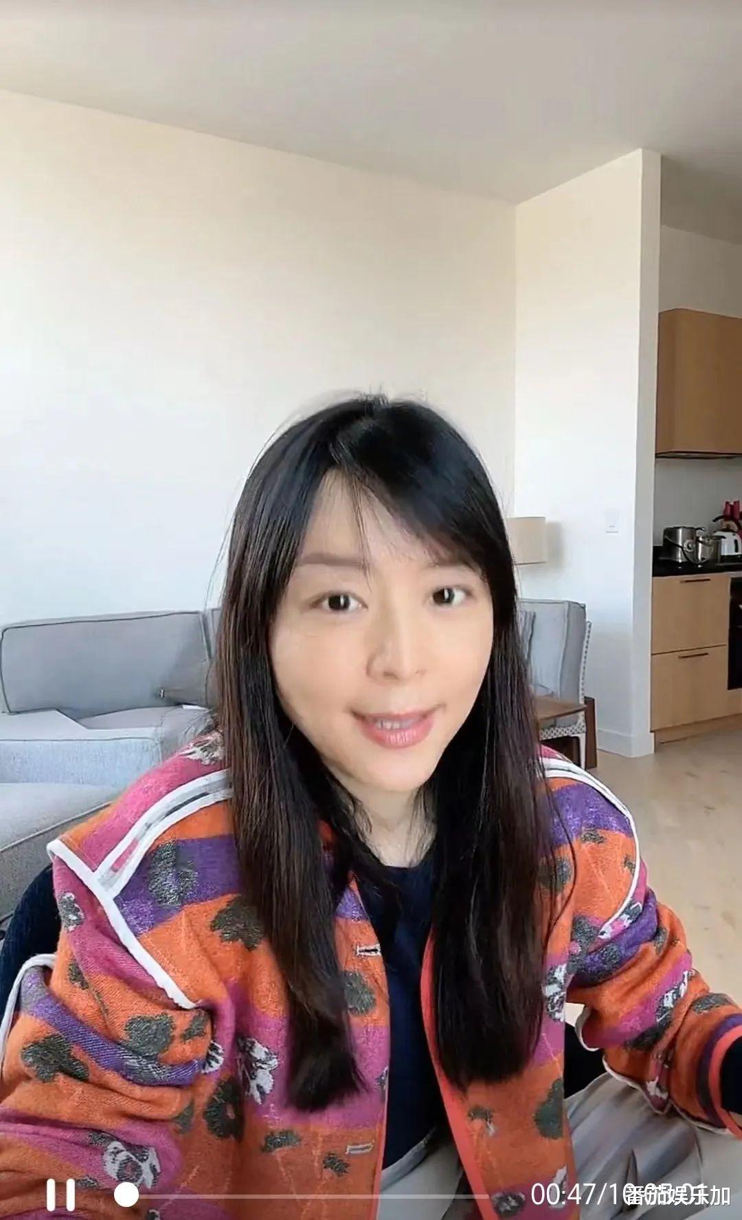 知名艺人苗苗直播“新赛道”,全程低头不说话,几十万人看热闹