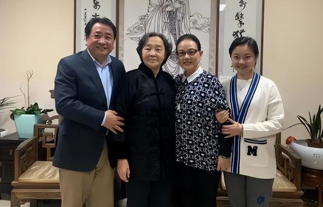 姜珊:被郭德纲造黄谣,父亲姜昆亲手掐断明星梦,45岁依旧单身