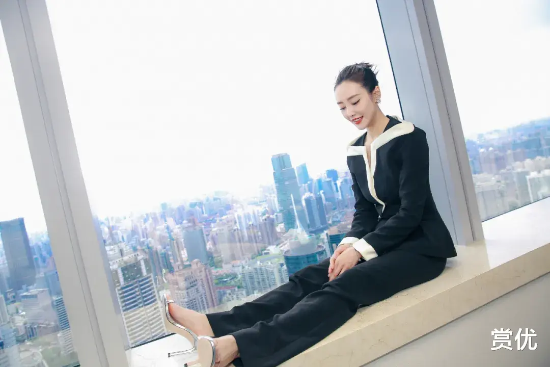 李纯韵味十足 光洁美足