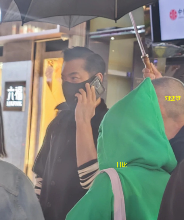 古天乐铜锣湾被偶遇,一身黑衣好酷飒,与刘銮雄刘秀桦一同出行