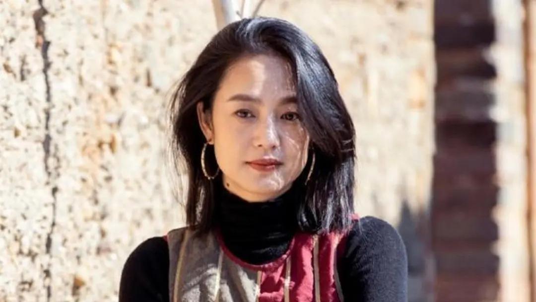 她嫁给大15岁姜文，生俩儿子仍被婆婆嫌，18年后成为全家“团宠”