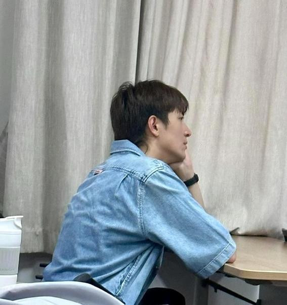 林更新上课被偶遇，学妹争相合影太欢乐，本人素颜出镜很帅气