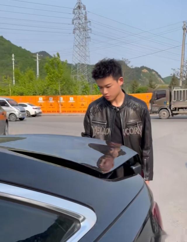 知情人士爆料孟贺与汪小菲开庭当天，孟贺疑似出现了一个谜之操作