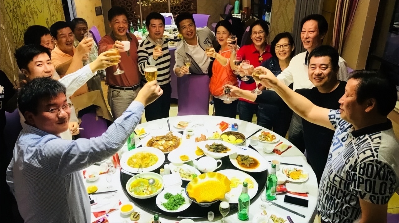 部门聚餐掏1500元买单,主管说发工资还我,月底看到工资傻在原地