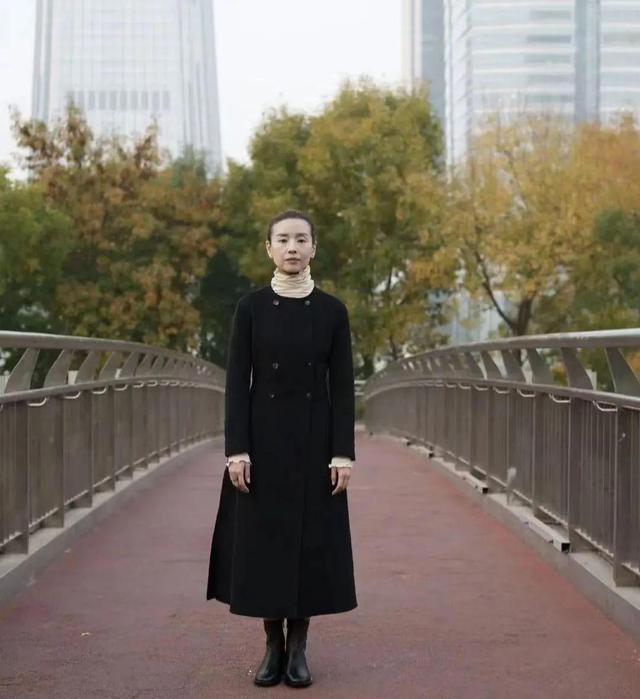 44岁董洁和49岁周迅同框,天然脸与医美脸区别,一目了然