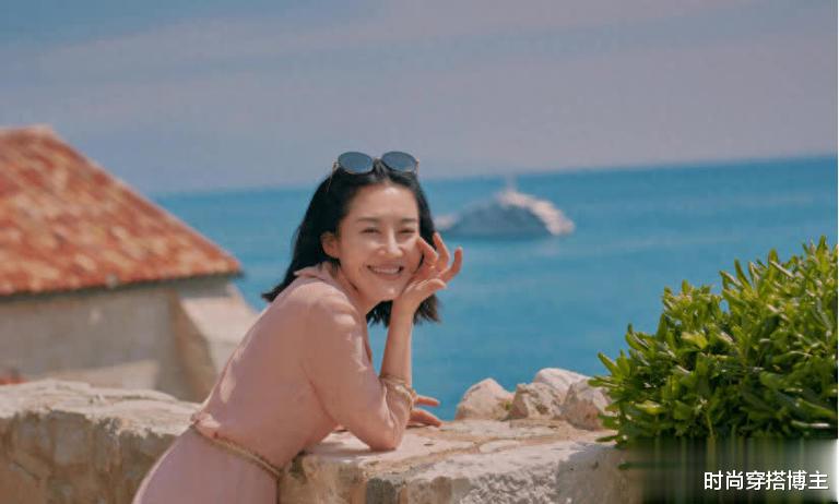 许晴终于换发型了!剪去长发变“波波头”,55岁笑起来像25岁