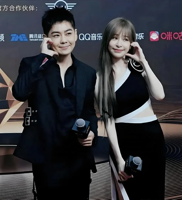 50岁林志颖和42岁王心凌，不老颜不是一般年轻，让同龄人情何以堪