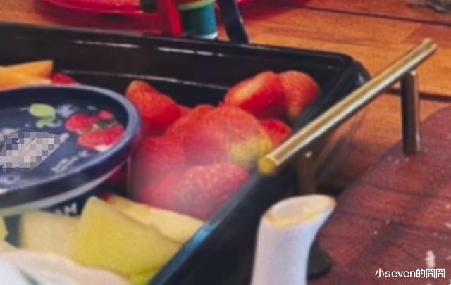 郑爽新消息：过圣诞节晒照，布置得精致却冷清，总是发文怀念当初