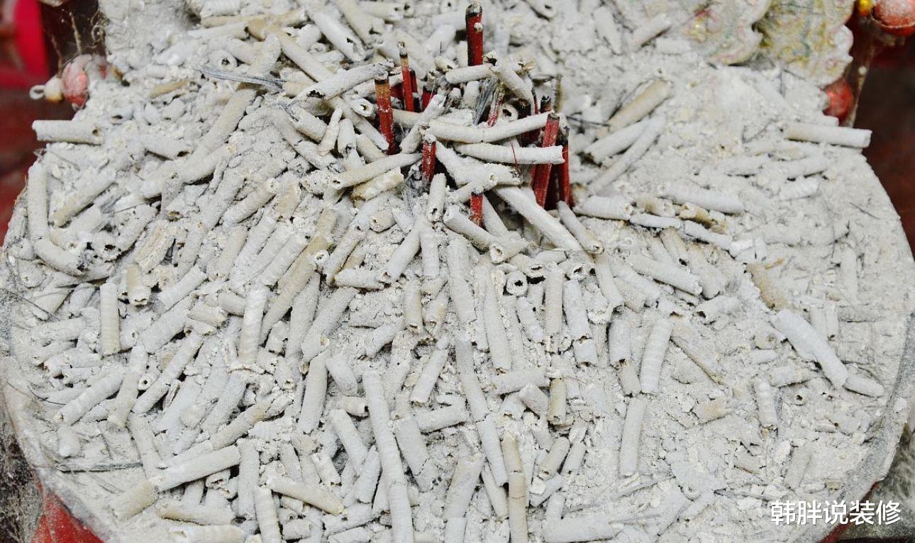 烧完的香灰千万别扔掉,涂抹在脚上,效果太惊喜了,绝对是好东西