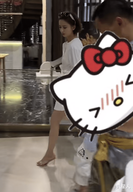 假离婚？佟丽娅陈思诚一家三口泰国游玩，8岁儿子暴风长高疑复合