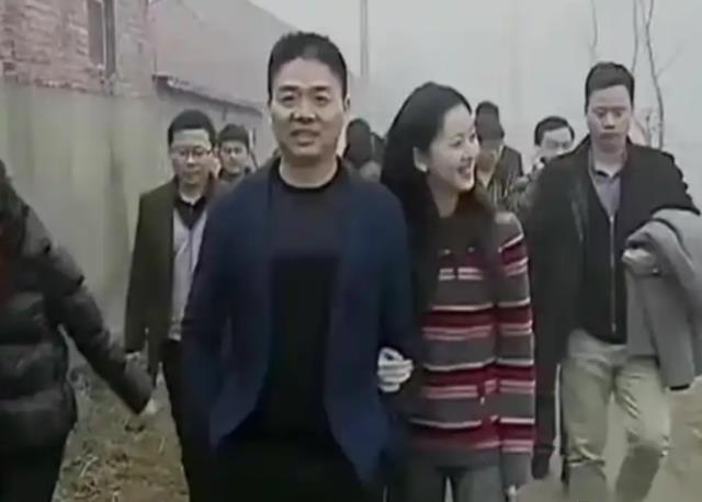 刘强东妹夫近况!是老师没再婚,抚养仨女儿,大舅哥每年给一百万