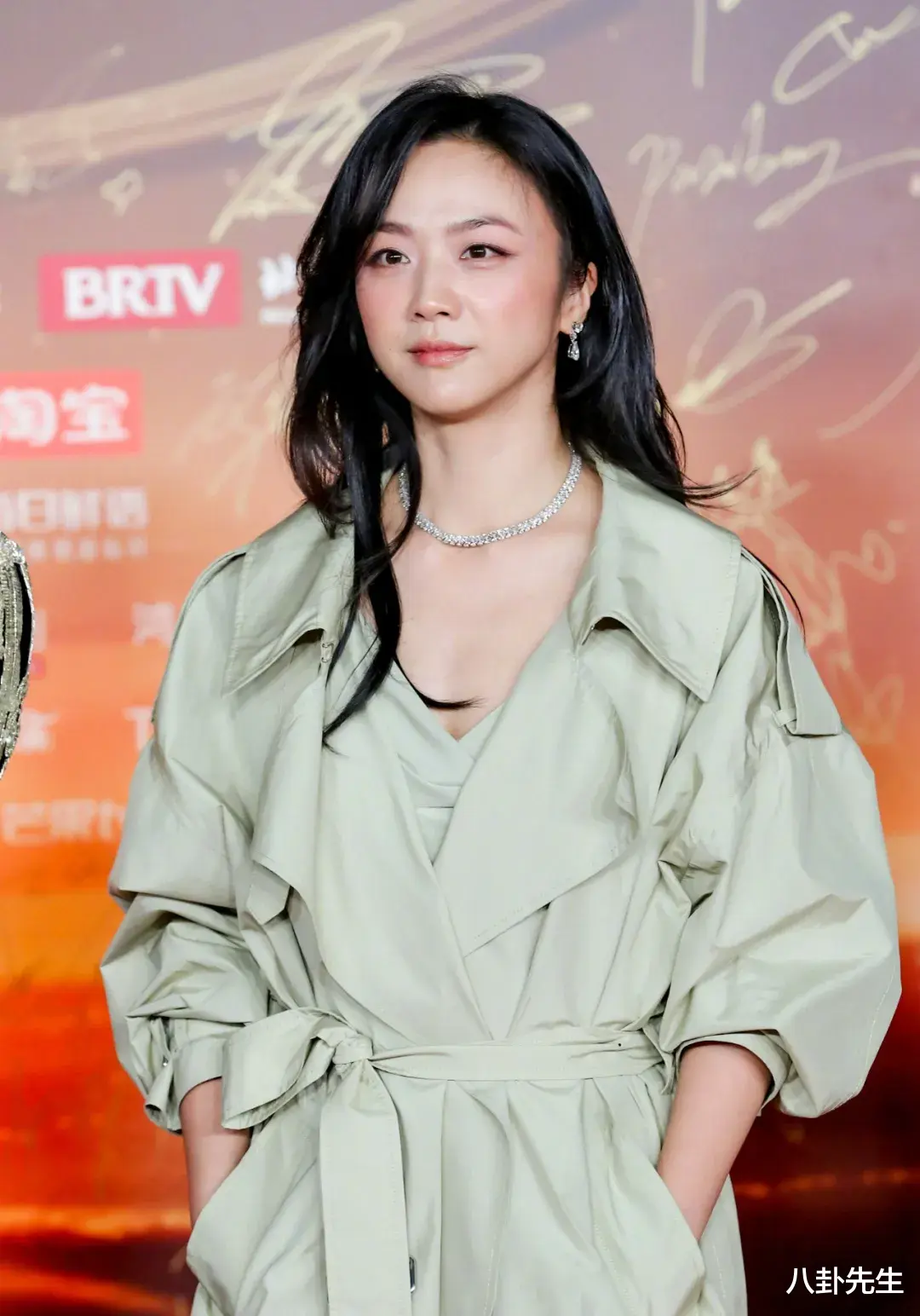 微博之夜红毯：关晓彤陈都灵穿错衣服，杨紫古风造型独特，赵丽颖好美