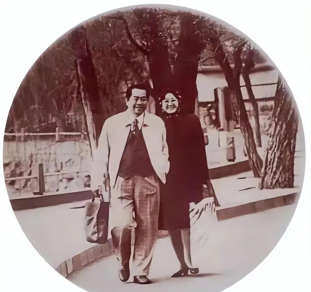 86岁范曾婚后首次居家画面曝光，在家中招待客人，徐萌气场强大