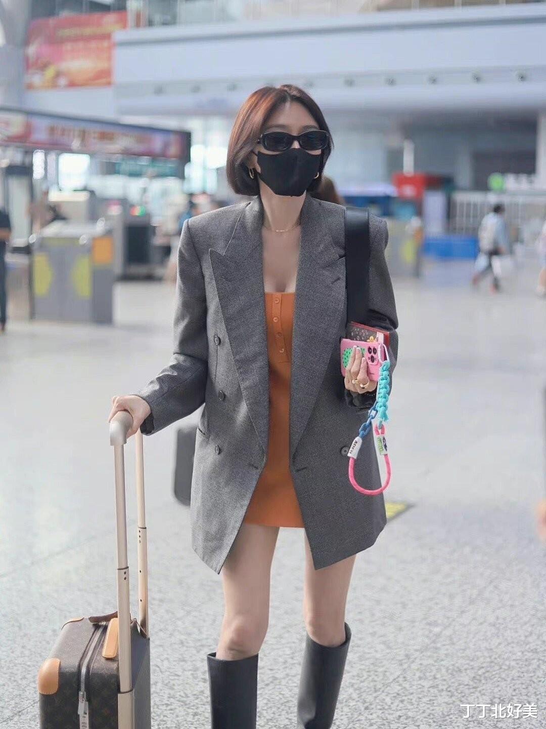 45岁“秦岚”又带火了一种新穿法:西装+短裙+乐福鞋,显高又洋气