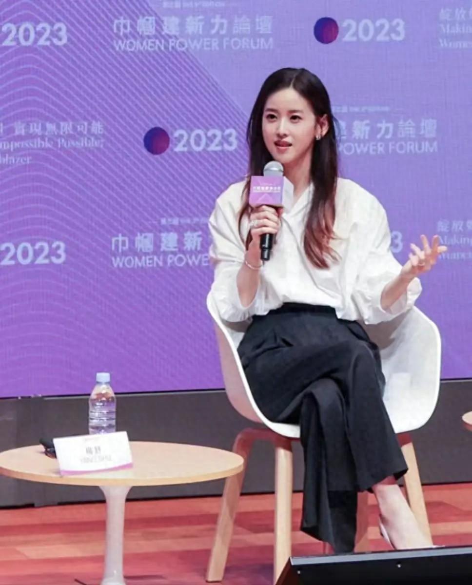 章泽天佩戴独眼胸针,现身伦敦艺术展,光明会传言不断发酵!