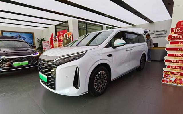 比亚迪夏探店：下订等45天提车，两年免息，100km超越型订单最多