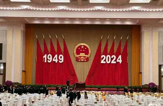 霍启山,何超欣参加建国75周年招待会上热搜,男帅女靓!好养眼!