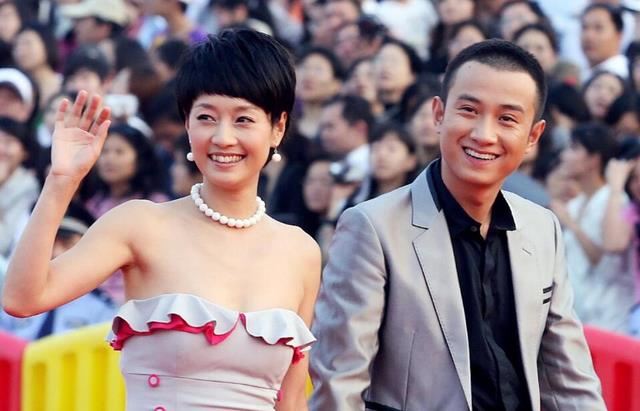 42岁姚笛回国首现身,带儿子出门游玩惊呆众人,网友:文章亏大了