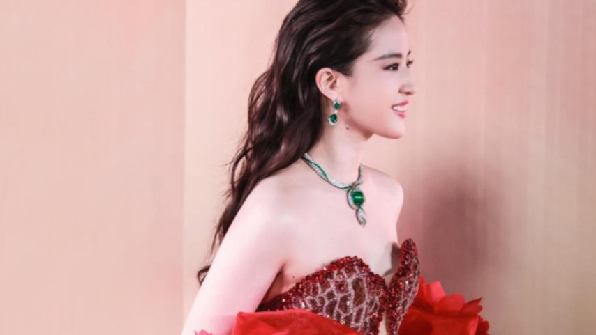 宝格丽晚宴上的刘亦菲，浓烈而明媚的身姿，是肆意绽放的红玫瑰