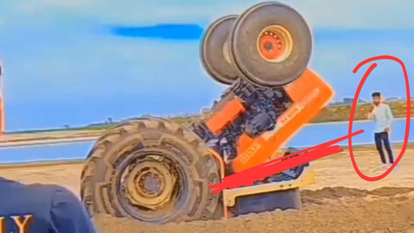 网红表演拖拉机特技出意外，当众被机身砸死，结婚一年孩子6个月