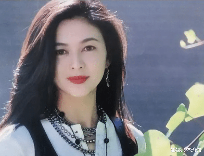 62岁关之琳走机场，连素颜都这么漂亮，穿花衣裳年轻的都快认不出！