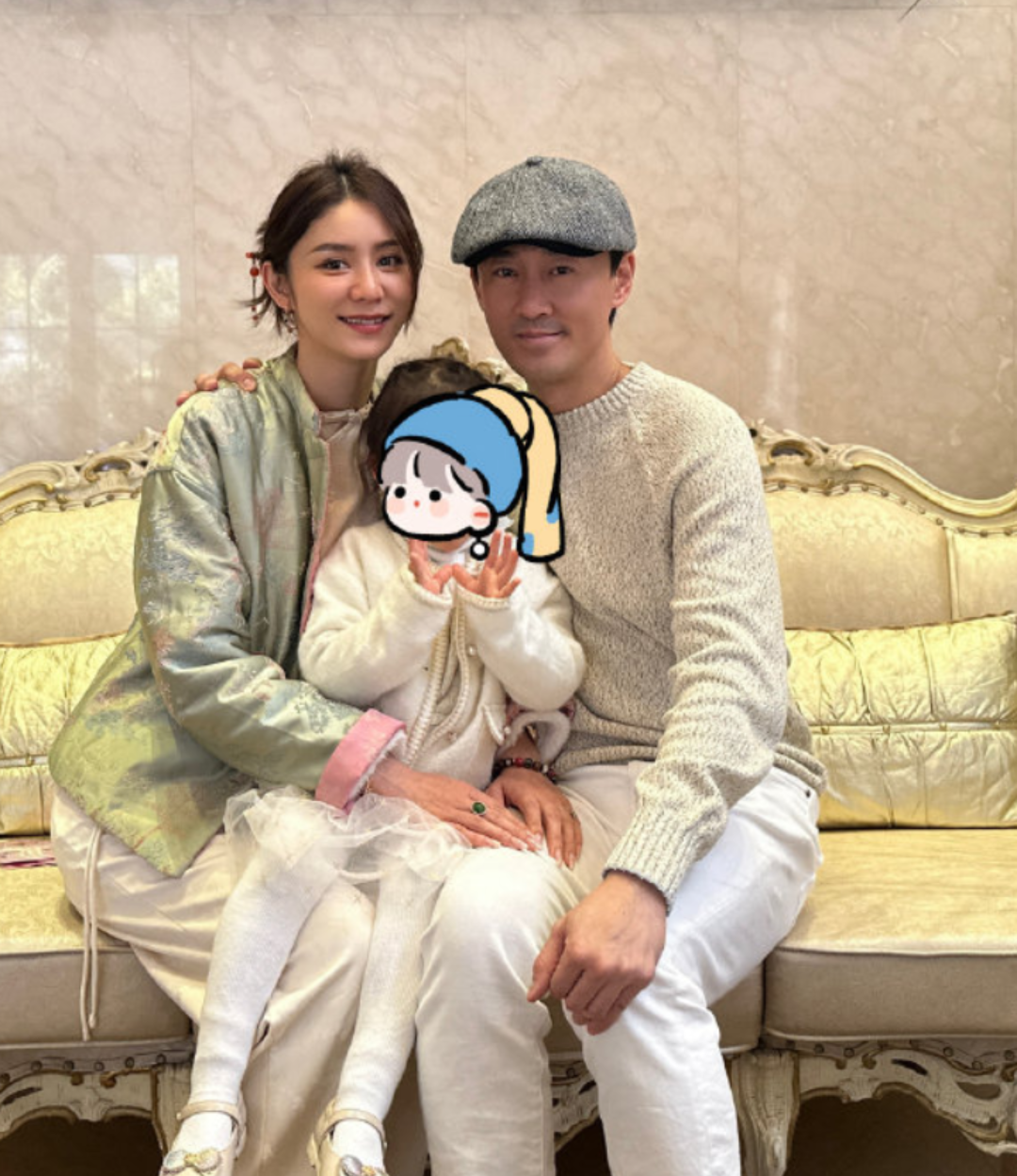 林峯全家福画面太温馨,女儿很可爱,张馨月打扮精致享受豪门生活