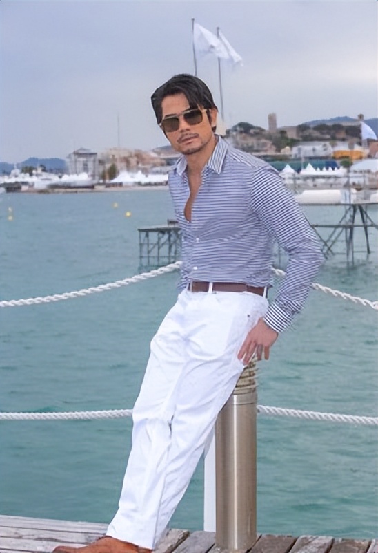 59岁郭富城与小4岁岳母合影,岳母已是奶奶,他依旧帅气如小伙