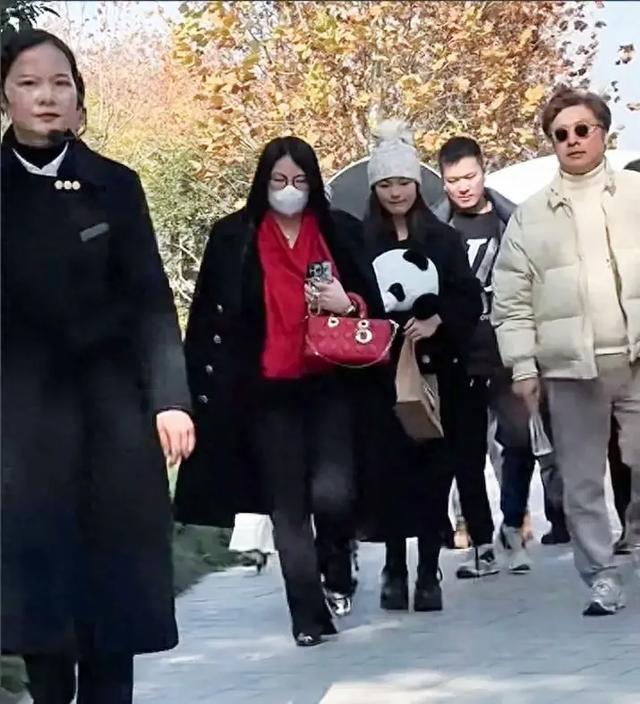 李湘带王诗龄回老家岳阳，冬天穿高跟单鞋，富贵逼人，王诗龄好看