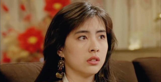 刘亦菲高铁熟睡被偶遇,过万包随意放,素颜状态引发对美的新思考