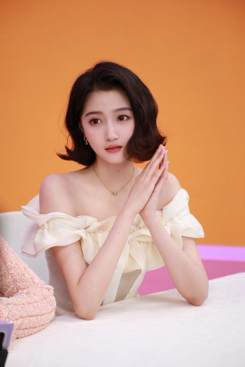 关晓彤与鹿晗恋情走向疑云:剪发成分手前兆?