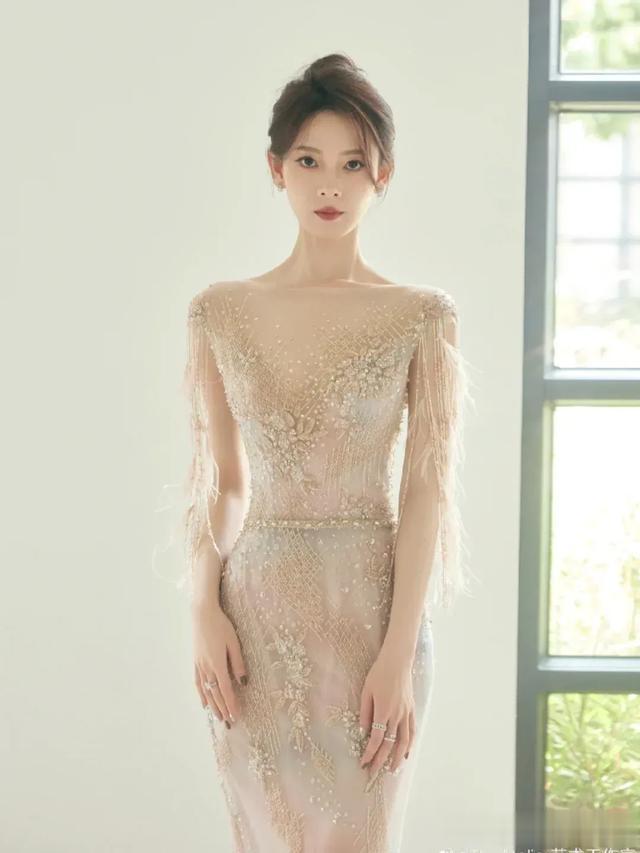 春晚的陈瑶，身材比例居然这么好，肉粉色礼服紧致贴身，太美啦