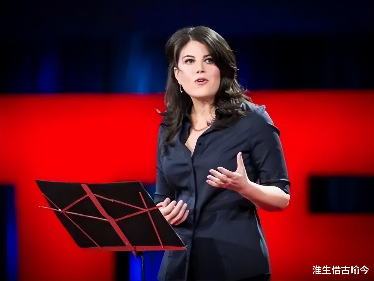 50岁莱温斯基罕见露面，又美又瘦真迷人，活成拉链门丑闻中的赢家