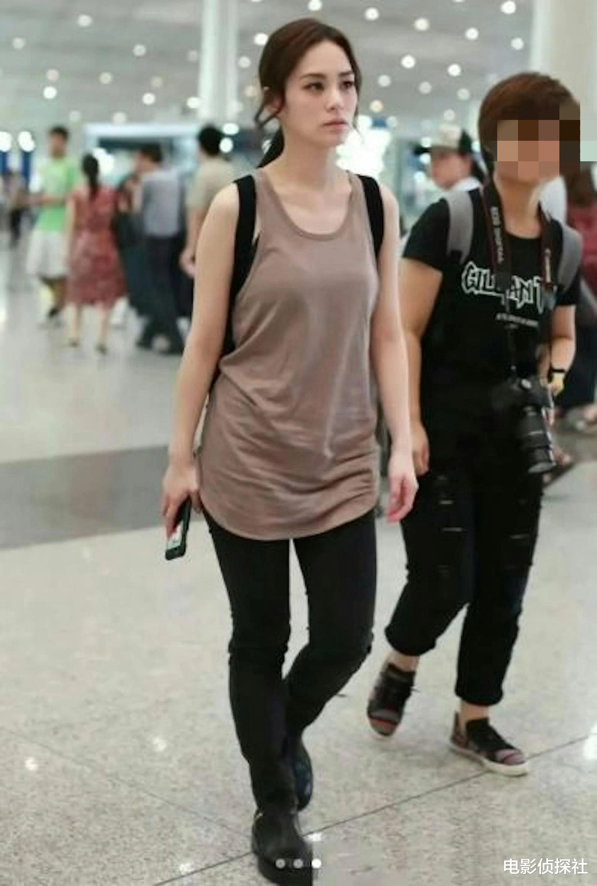 43岁阿娇机场生图曝光,背心配长裤,穿着简约却难掩女神气质